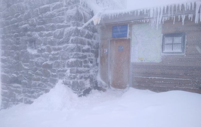 У Карпатах продовжує вирувати негода: сніг вище колін