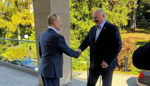 лукашенко приїхав «почаювати» до путіна у росію