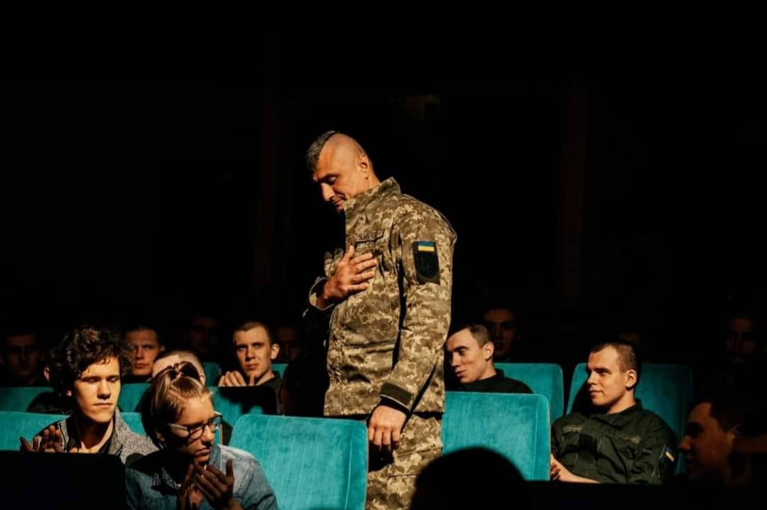 Артем Басалай співав на сцені, а потім пішов захищати Україну на фронт.