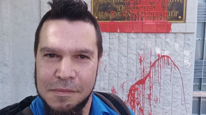 Іван Калчев влаштував акцію протесту проти Росії і облив її посольство червоною фарбою