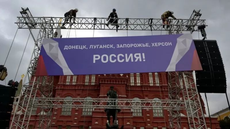 На Красній площі в Москві уже встановили сцену з пропагандистськими гаслами щодо анексії.