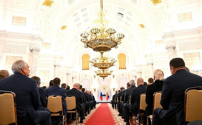 Церемонія незаконного «прийняття до складу росії» відбулася у Георгіївській залі Кремля.