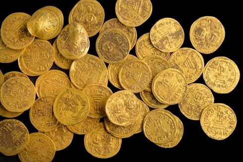 Знайдені в Ізраілі древні золоті монети.