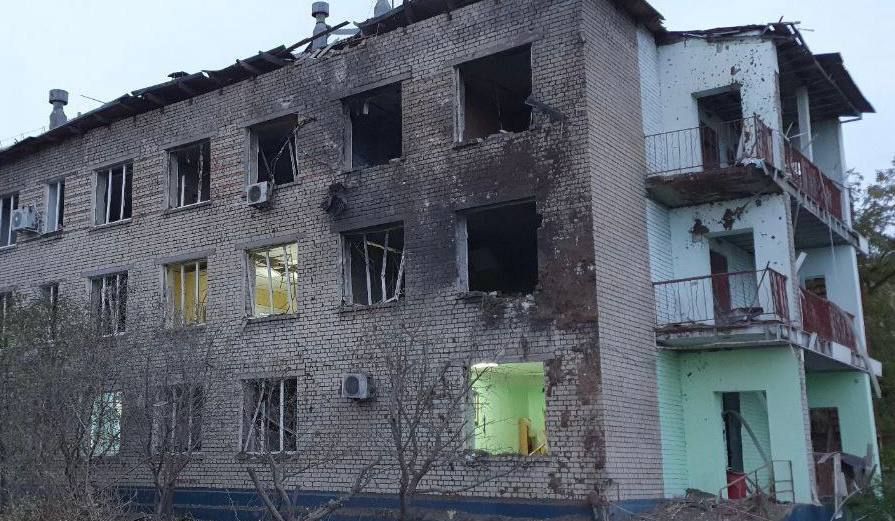 У Запоріжжі російські ракети влучили у школу та амбулаторію: є постраждалі