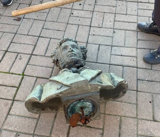 Біля Транспортного університету в Києві демонтували бюст Пушкіна