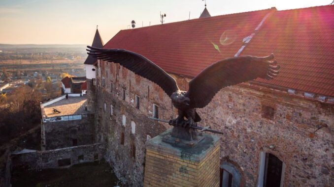 Угорці Закарпаття критикують заміну турула на Тризуб у замку Паланок