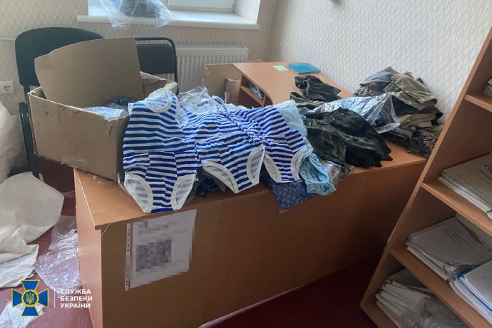 На Херсонщині у штабі окупантів знайшли «військову форму» для дітей