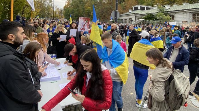 У Варшаві голосували за анексію посольства рф