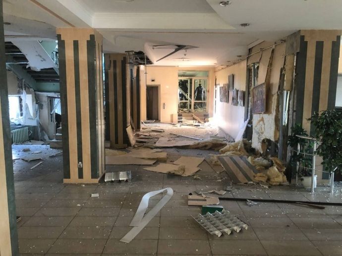 Донецьку «мерію» в центрі міста обстріляно