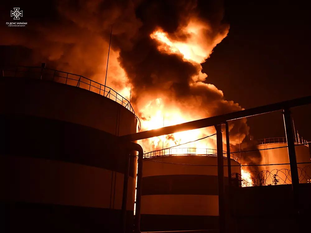 На Миколаївщині після російського бомбардування палають резервуари з непереробленою олією