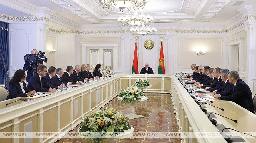 Настанови Лукашенка народу: Хочете жити спокійно – зуби стиснули і робіть те, що вам кажу