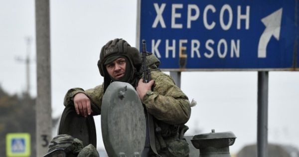 Російські загарбники наказали херсонцям виїхати з міста на лівий берег Дніпра