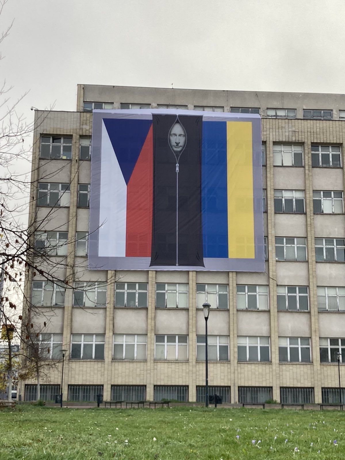 У Празі розмістили на будівлі МВС банер з путіним у мішку для трупів