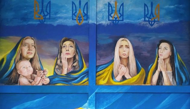 У Харкові прикрасили муралом на честь ЗСУ фасад понівеченого  театру музкомедії