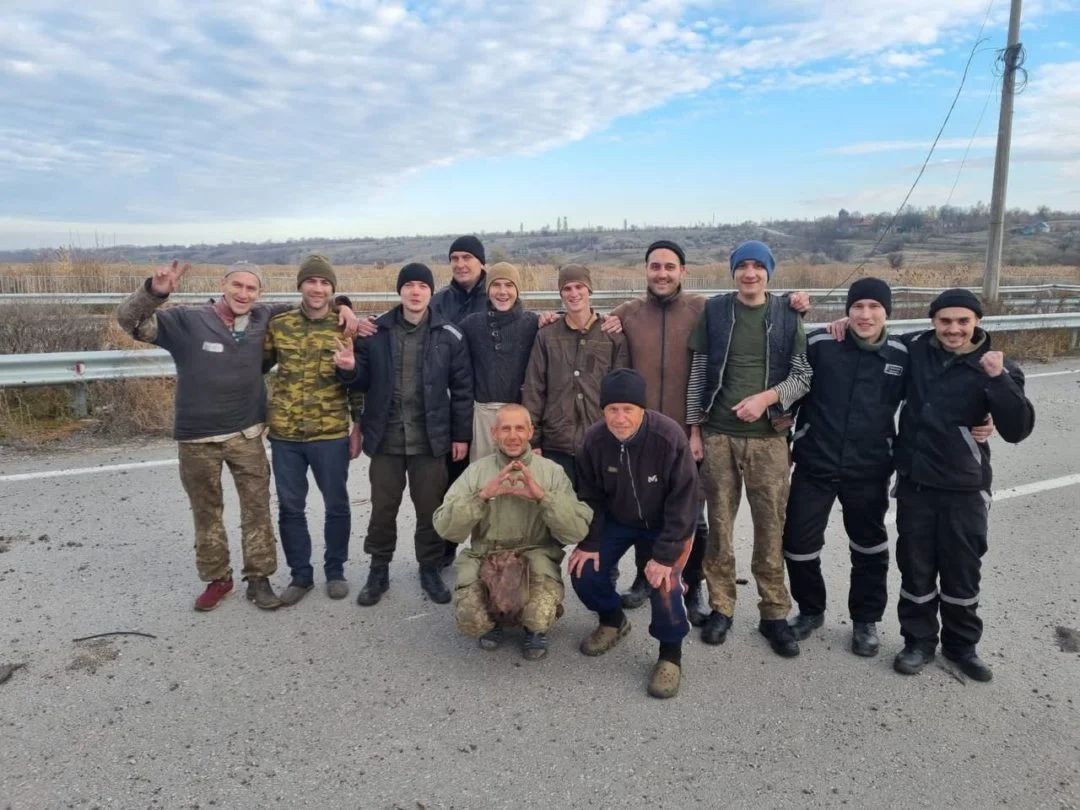 Звільнені з полону 3 листопада українські воїни.