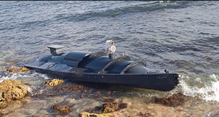 Надводний дрон, який викинуло на берег Криму 21 вересня. Схоже, такі ж самі моделі атакували російський флот у Севастопольській бухті.