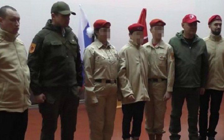 У Мелітополі окупанти мілітаризують та зомбують дітей