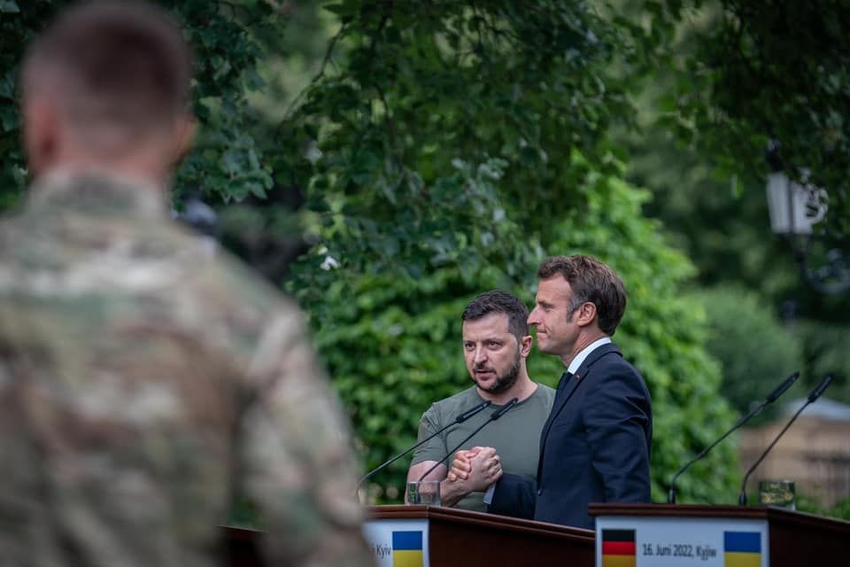 Макрон закликає росію поновити мирні переговори на умовах України