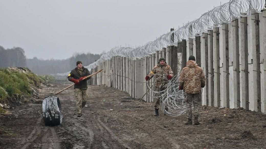 На півночі прикордонники зводять стіну на кордоні з білоруссю, фото