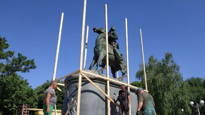В Одесі продовжується дерусифікація: з постаменту «зійшов» пам’ятник Суворову
