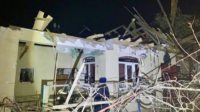 Нікополь росіяни закидали десятками снарядів: є руйнування та постраждалі