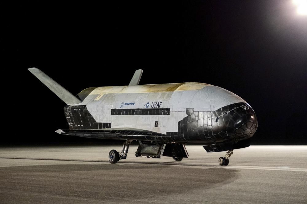 Створений Boeing орбітальний випробувальний корабель X-37B (OTV). Безпілотний військовий космічний літак США приземлився рано в суботу 12 листопада в космічному центрі Кеннеді NASA у Флориді