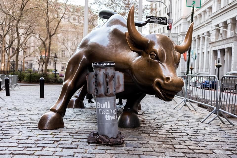 У Нью-Йорку встановили російську ракету перед статуєю розлюченого бика