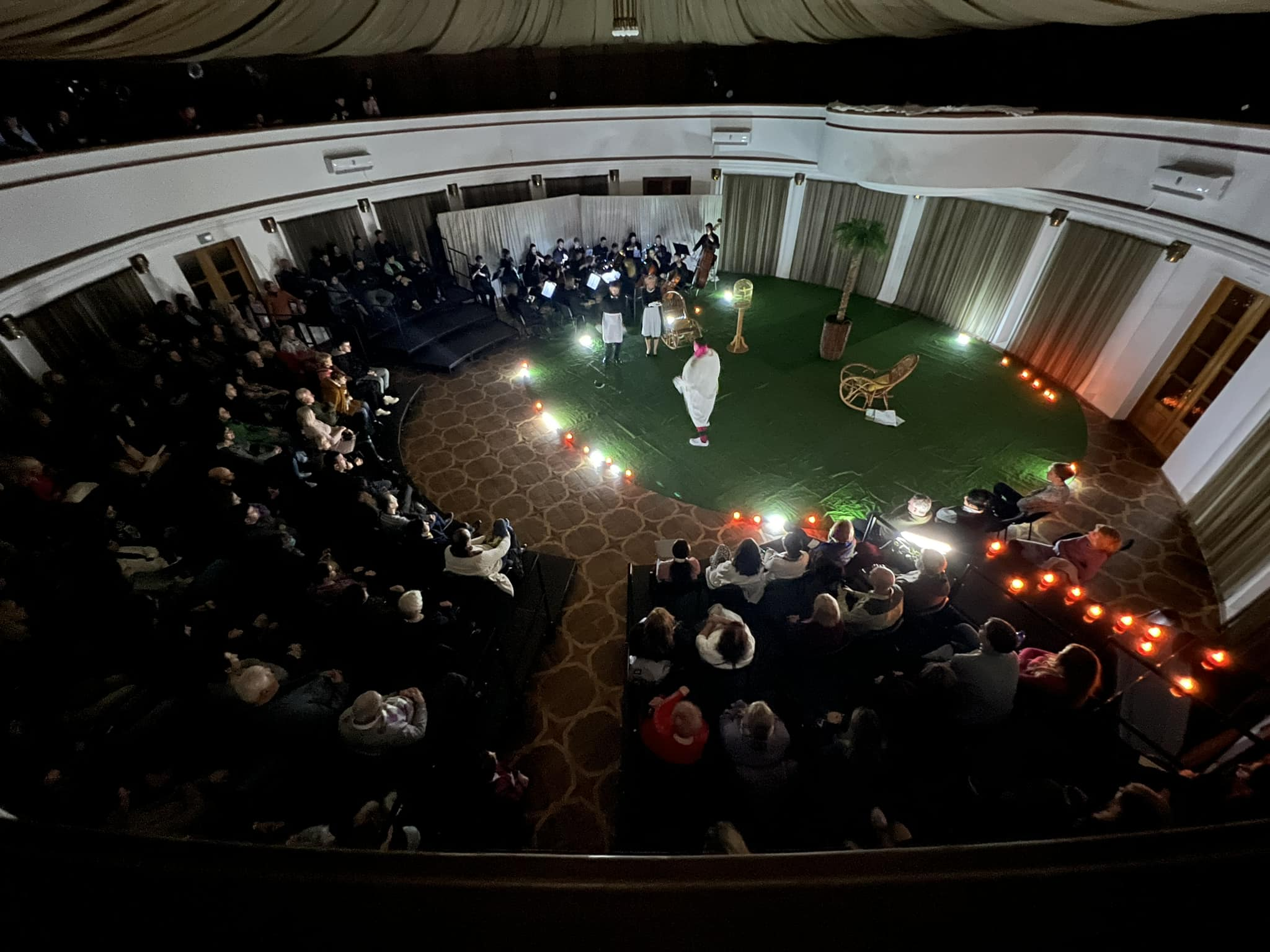 Шлюб при свічках: як театри Києва проживають вистави доби масованих обстрілів