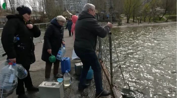 Миколаївці певний час вимушені були брати воду з річки, але наразі фахівці МКП "Миколаївводоканал" поступово подають у місто воду.
