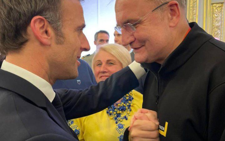 У Франції Макрон зустрівся  із українськими мерами
