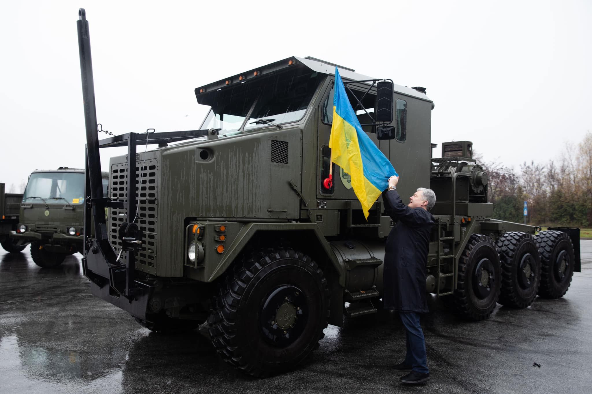 Нещодавно Порошенко передав артилерійській бригаді американського восьмиколесного велетня — тягач Oshkosh.