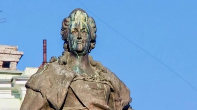 Знесення та перенесення пам'ятника Катерині II підтримали 43 депутатів Одеської міської ради (97,7%) присутніх.
