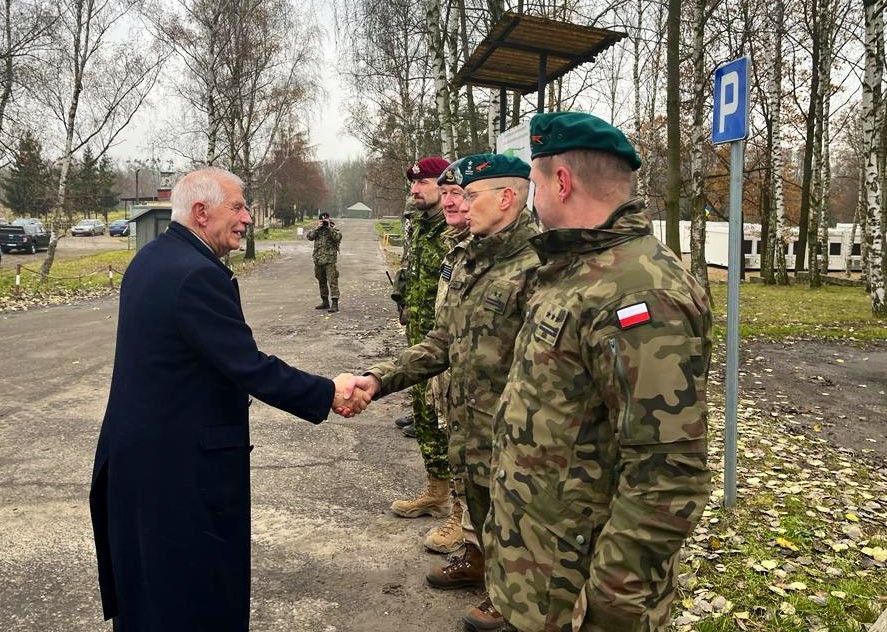 Жозеп Боррель відвідав українських військових, які навчаються у Польщі
