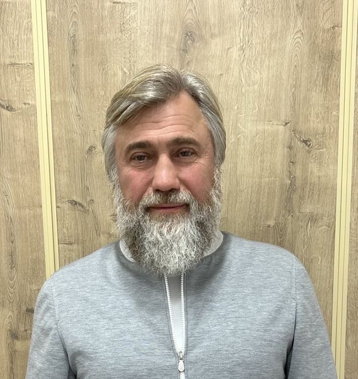 Вадим Новинський називає себе принциповим прихильником канонічного православ’я в Україні та патріотом.