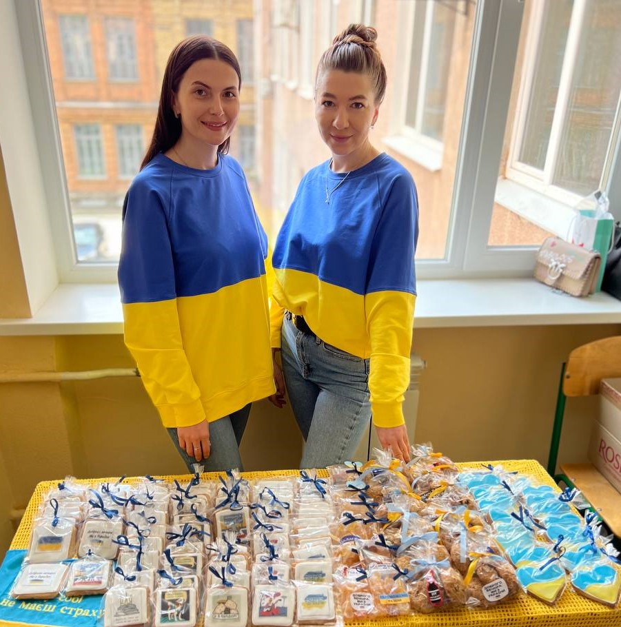 Пряники перемоги: полтавка з подругами випікає для військових патріотичне печиво