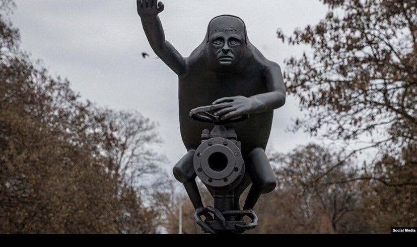У Празі з'явилася скульптура у вигляді Путіна-щура, що перекриває газову трубу