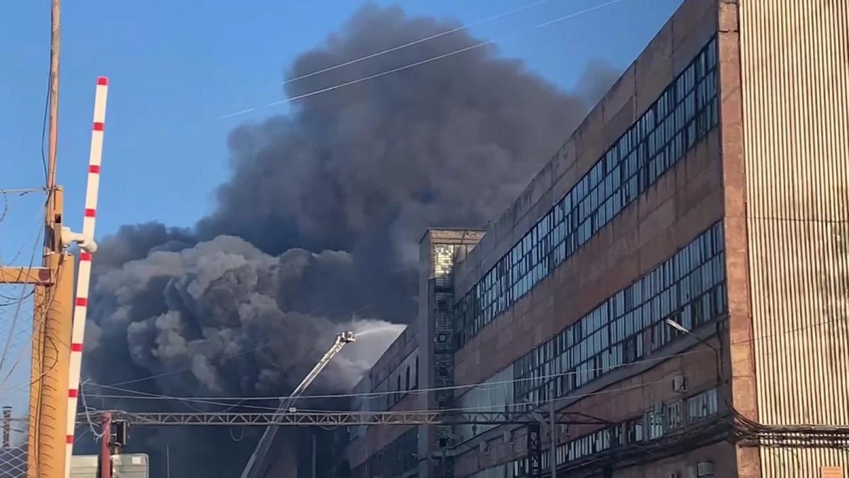 Пожежа сталася в одній з виробничих будівель на площі близько 1 000 кв. м.