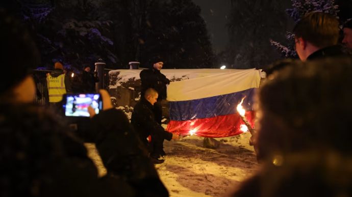 Під час Дня Незалежності Фінляндії невідомі спалили прапор рф