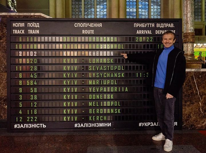 Святослав Вакарчук на Центральному залізничному вокзалі Києва.