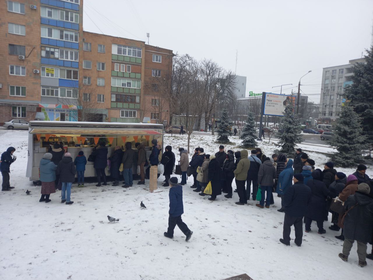 Фургон підтримки: завдяки іноземним благодійникам полтавці можуть безплатно поїсти гаряче