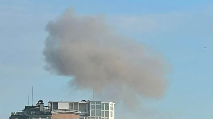 У Києві в трьох районах пролунали вибухи