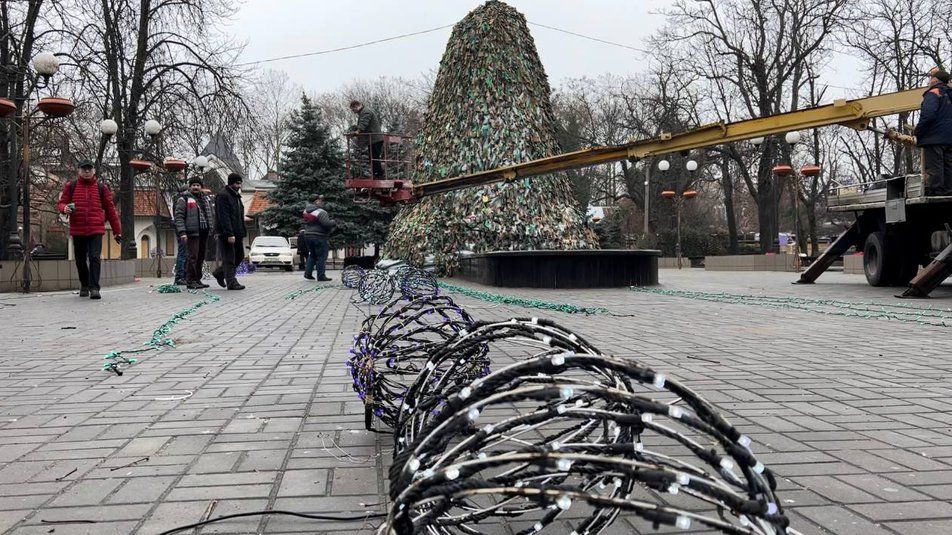 Ялинка незламних у Миколаєві створена з маскувальної сітки, фото