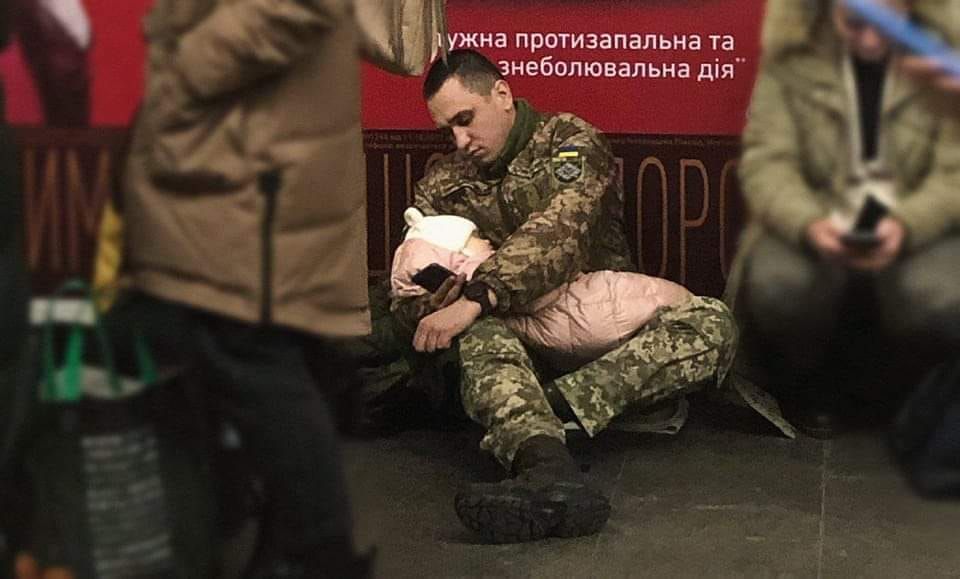 Тато з донею під час повітряної тривоги у метро Києва.