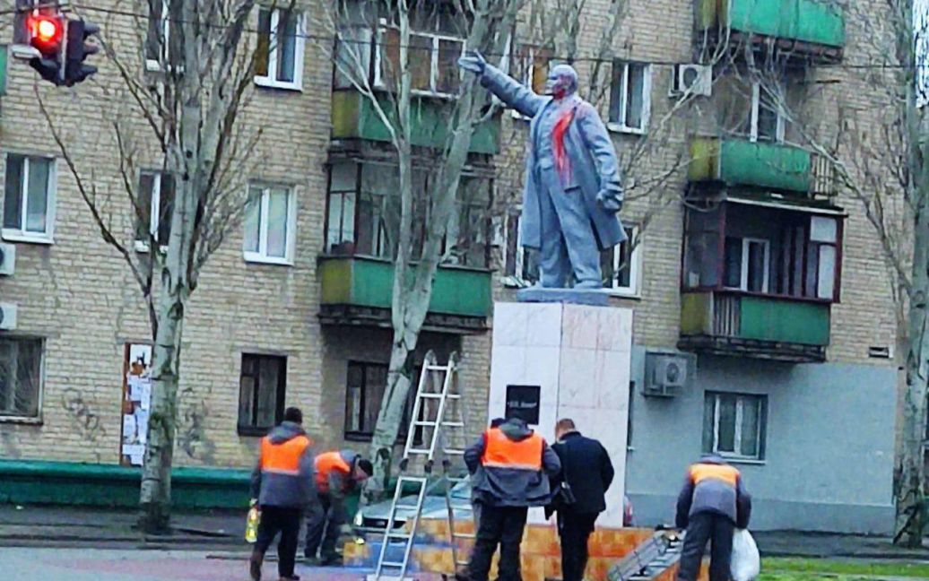 У Мелітополі жителі просто перед носом загарбників облили пам’ятник Леніну червоною фарбою