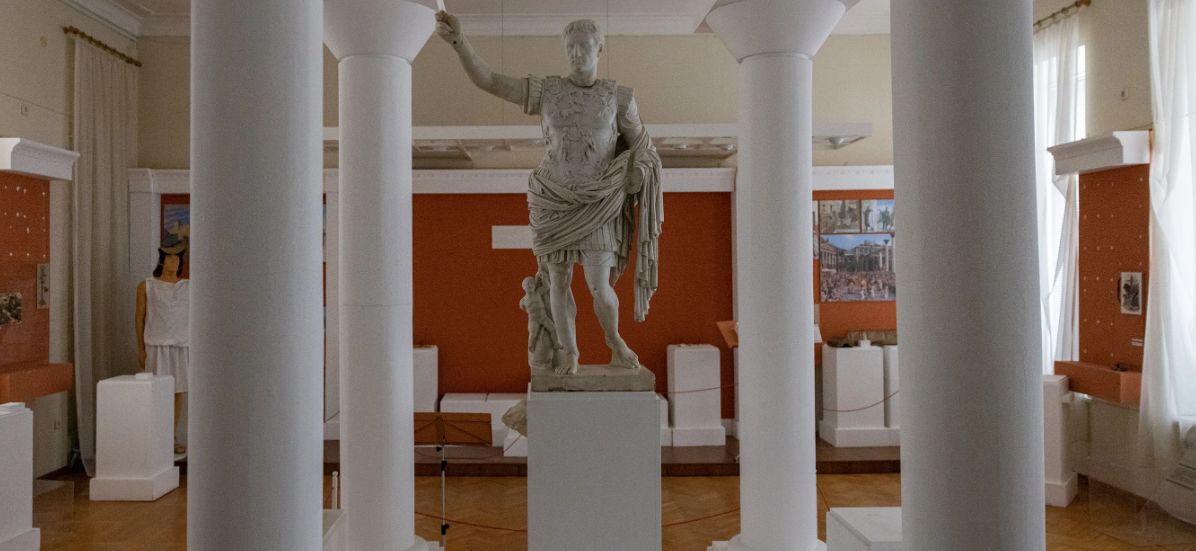 З ломом — на культуру. Росія розграбувала музеї Херсона й вивезла цінні експонати в Крим