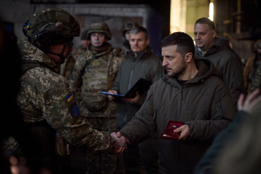 Зеленський у Бахмуті нагородив українських воїнів
