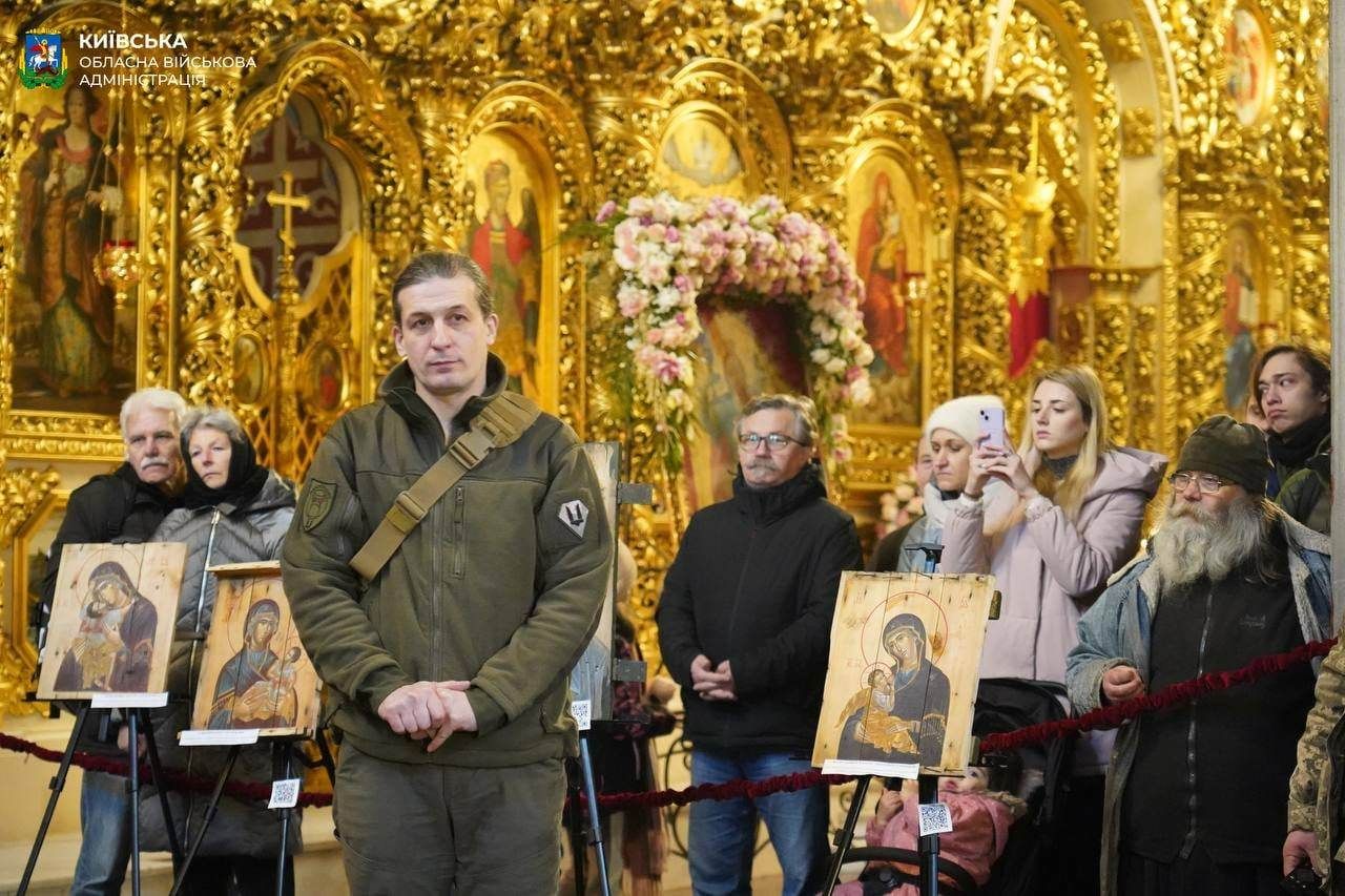 «Ікони на ящиках з-під набоїв»: в Михайлівському соборі проходить благодійна виставка, фото