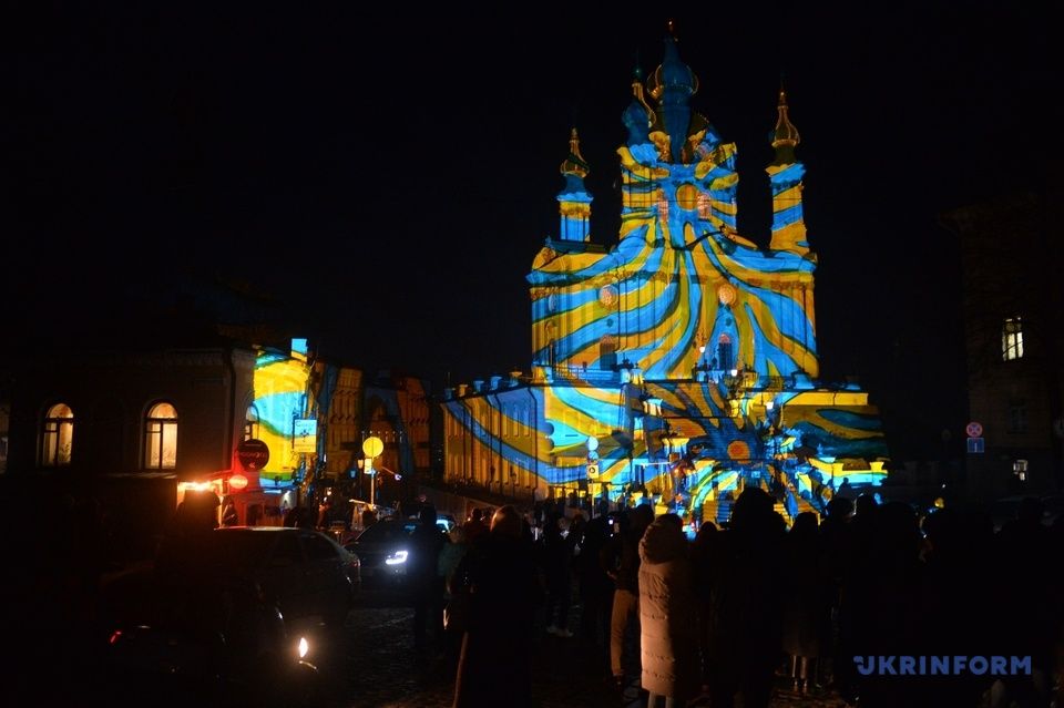 Різдвяне чудо: Швейцарський митець підсвітив відомі пам'ятники та будівлі у Києві