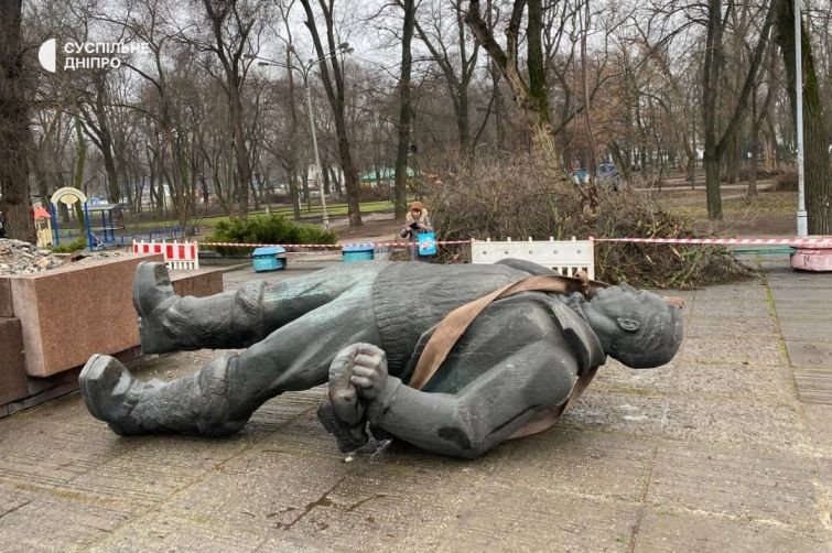 Пам'ятники Максиму Горькому та Валерієві Чкалову демонтували у Дніпрі