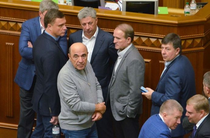 На всіх депутатів від забороненої в Україні фракції ОПЗЖ заведено кримінальну справу.